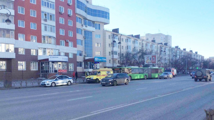 В центре Тюмени в автобусе-гармошке из-за резкого торможения пострадала женщина