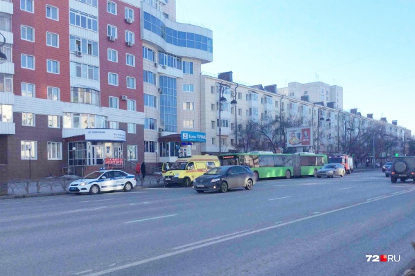 Тюменские автомобилисты заметили, что в автобусе что-то произошло Тюменские автомобилисты заметили, что в автобусе что-то произошло