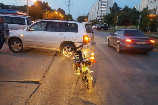 Подросток не справился с управлением и врезался в машину Подросток не справился с управлением и врезался в машину