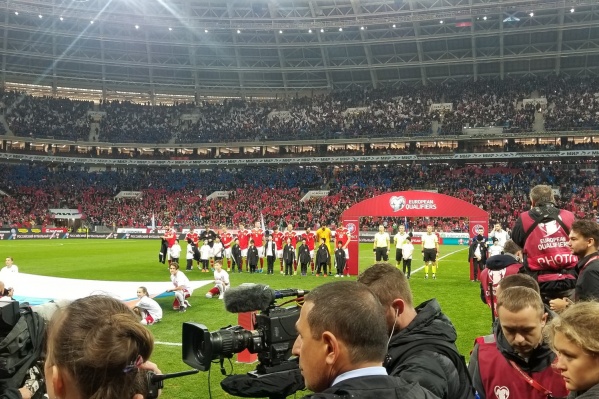 Мальчик в центре под аркой вместе с арбитрами Мальчик в центре под аркой вместе с арбитрами