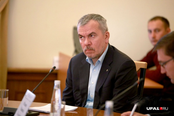 Временно исполняет обязанности мэра заместитель главы по вопросам ЖКХ Салават Хусаинов Временно исполняет обязанности мэра заместитель главы по вопросам ЖКХ Салават Хусаинов