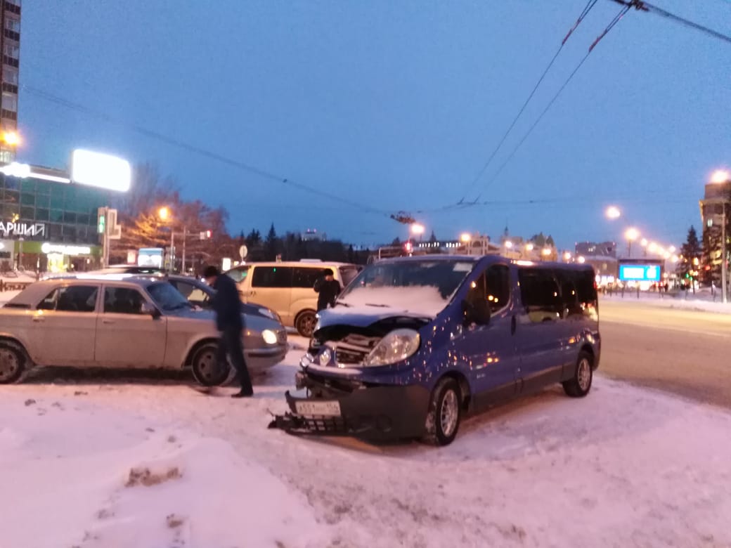 Пассажирку Renault увезли на скорой после ДТП на Красном проспекте |  21.11.2018 | Новосибирск - БезФормата