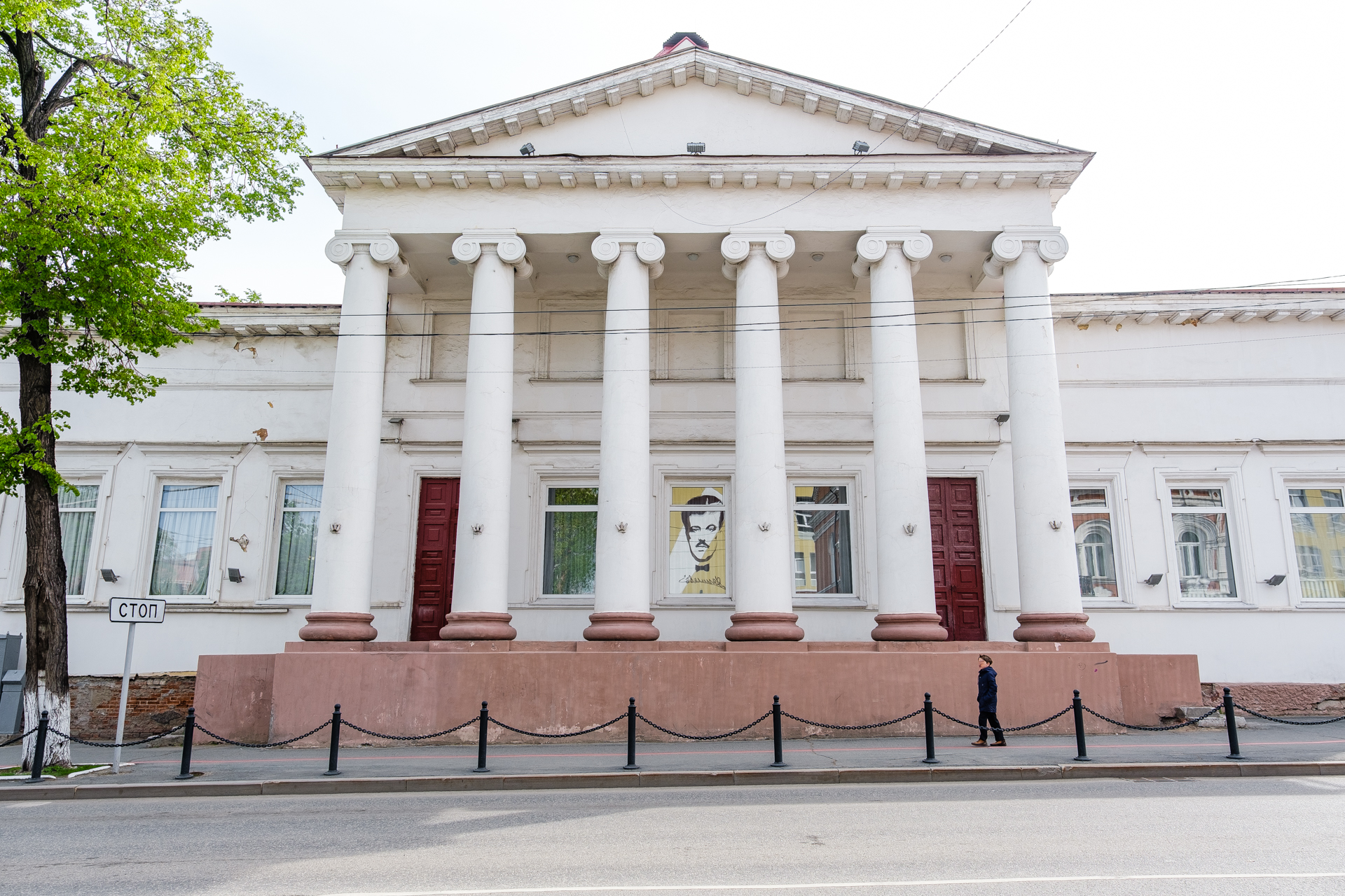 Бывший Дворянский клуб находится на исторической улице Сибирской и является украшением городского центра<br>