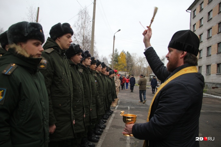 Репортаж со сборного пункта, откуда отправляют в воинские части, можно посмотреть <a href="https://29.ru/text/gorod/65519881/" target="_blank" class="_">здесь</a> Репортаж со сборного пункта, откуда отправляют в воинские части, можно посмотреть <a href="https://29.ru/text/gorod/65519881/" target="_blank" class="_">здесь</a>
