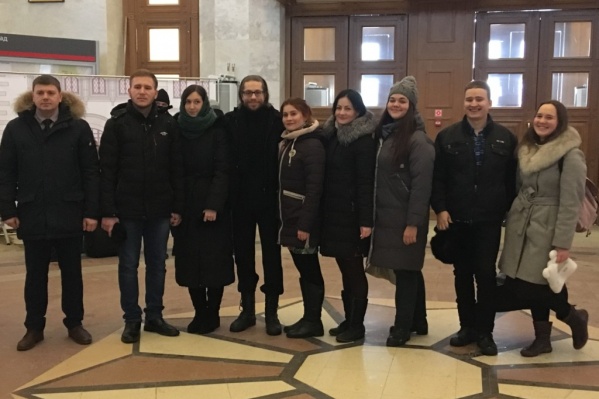 Молодые прихожане встречали религиозными песнями пассажиров поездов Молодые прихожане встречали религиозными песнями пассажиров поездов