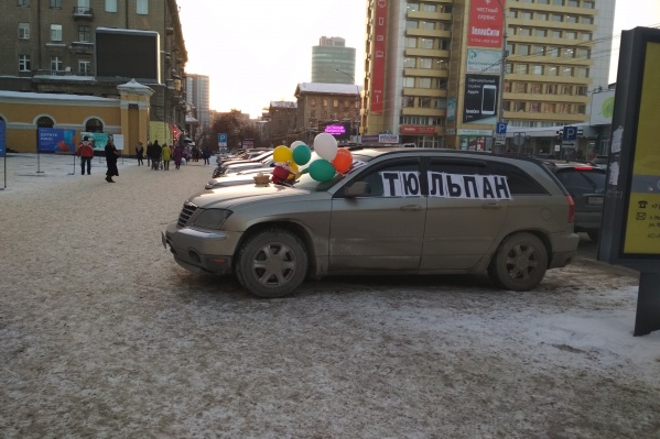 На улице Ленина начали торговать цветами прямо из машины На улице Ленина начали торговать цветами прямо из машины