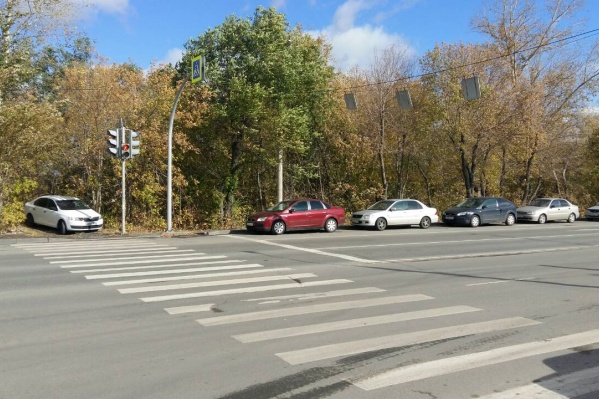 Очень странный «пешеход» в белом Очень странный «пешеход» в белом