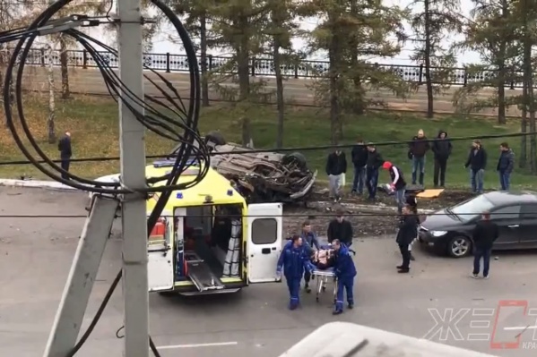 Очевидцы вытащили пострадавшего из машины и передали его бригаде скорой помощи Очевидцы вытащили пострадавшего из машины и передали его бригаде скорой помощи
