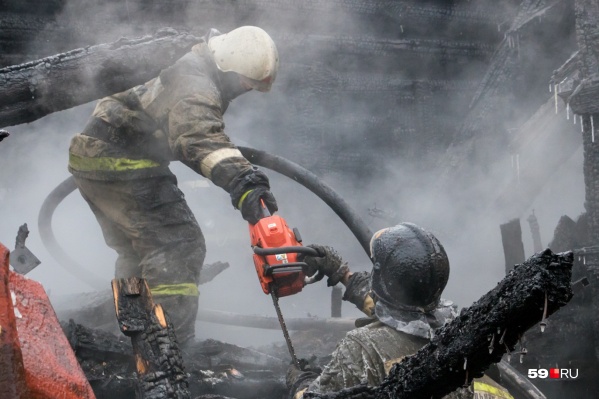Когда пожарные приехали на место пожара, в доме уже никого не было. Им оставалось потушить огонь и не дать ему перекинуться на другие здания Когда пожарные приехали на место пожара, в доме уже никого не было. Им оставалось потушить огонь и не дать ему перекинуться на другие здания