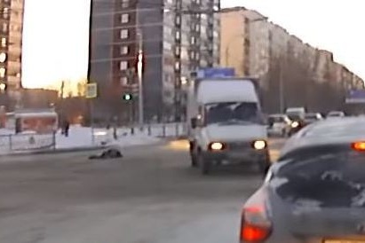 Кажется, что женщина за рулем иномарки не сразу заметила, что сбила пешехода