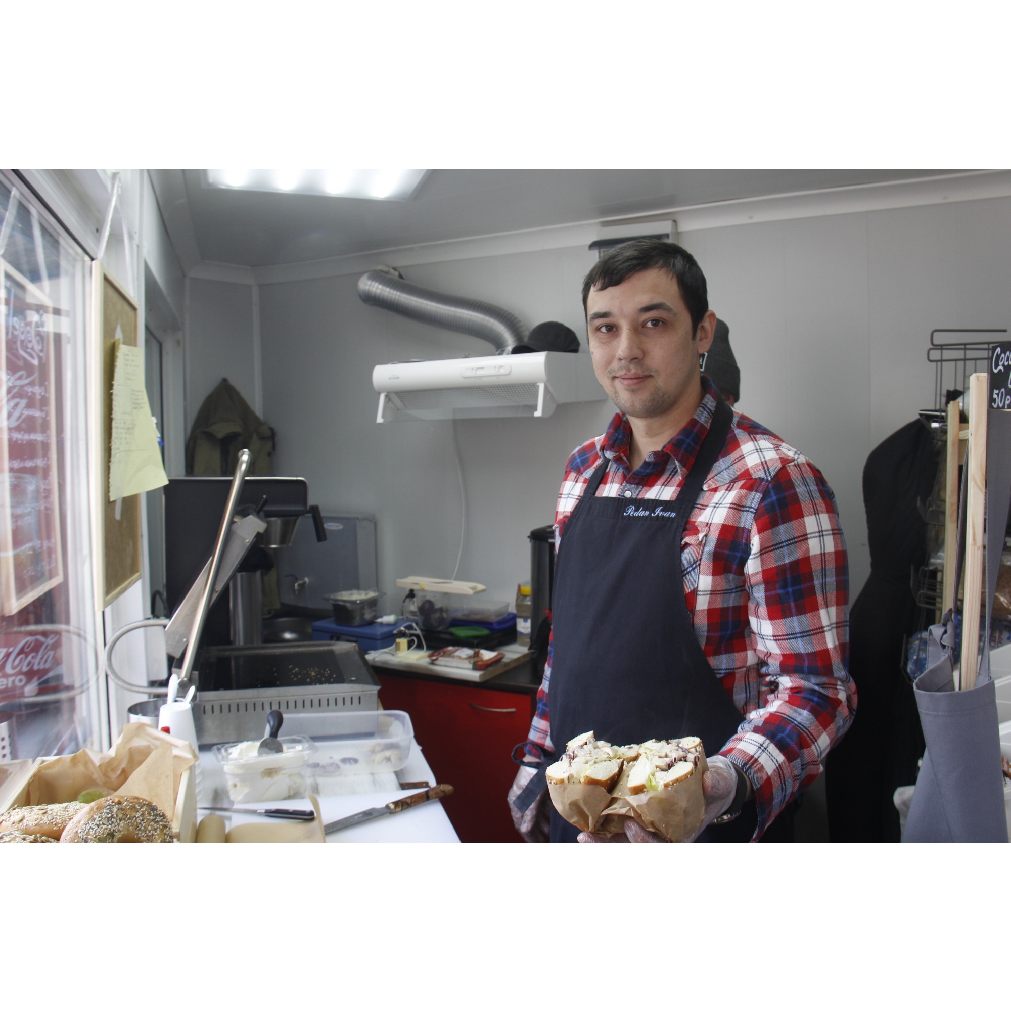 Иван Педан говорит, что все ингредиенты для Bagel Street Food будут готовиться на базе уже работающей кейтеринговой службы Иван Педан говорит, что все ингредиенты для Bagel Street Food будут готовиться на базе уже работающей кейтеринговой службы