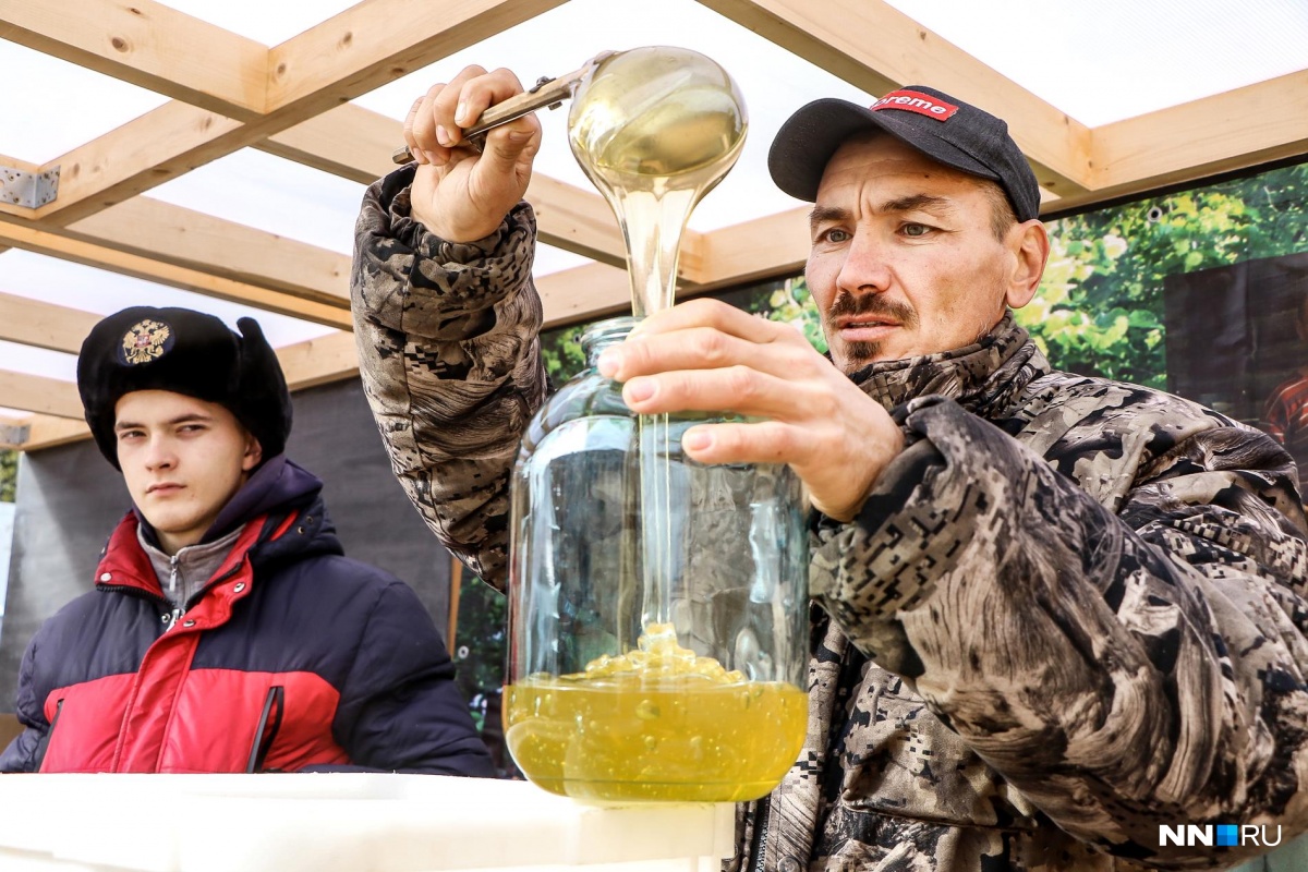 Мёд продают за несколькими прилавками Мёд продают за несколькими прилавками