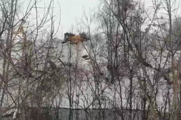 В конце декабря местные жители сняли на видео, как мусор сбрасывают в реку Тулу<br> В конце декабря местные жители сняли на видео, как мусор сбрасывают в реку Тулу<br>