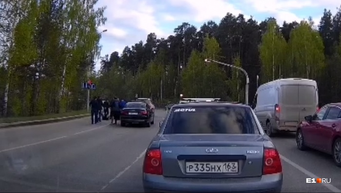 Четверо мужчин выскочили из своих автомобилей на светофоре и отбили парня у нападавших Четверо мужчин выскочили из своих автомобилей на светофоре и отбили парня у нападавших