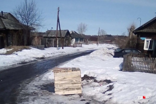 Это не гигантский наземный скворечник, не будка для сторожевого пса. В этот ящик сельчанам предлагают выкидывать мусор Это не гигантский наземный скворечник, не будка для сторожевого пса. В этот ящик сельчанам предлагают выкидывать мусор
