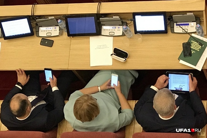Кто как может, так и коротает время на заседаниях: кто в телефоны залипает, кто — в планшет