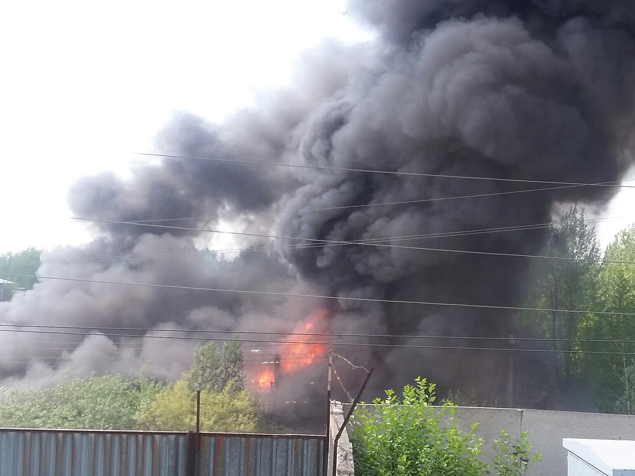 Пожар на левом берегу. Черный дым Новосибирск. Пожар в Новосибирске в Ленинском районе. Столб дыма. Новосибирск задымление.