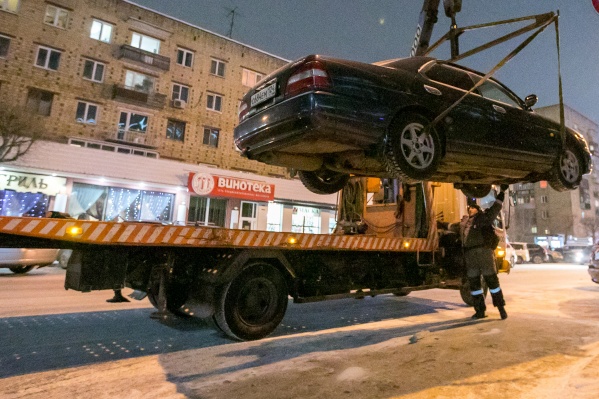 Механик показал днище автомобиля после зимы Механик показал днище автомобиля после зимы