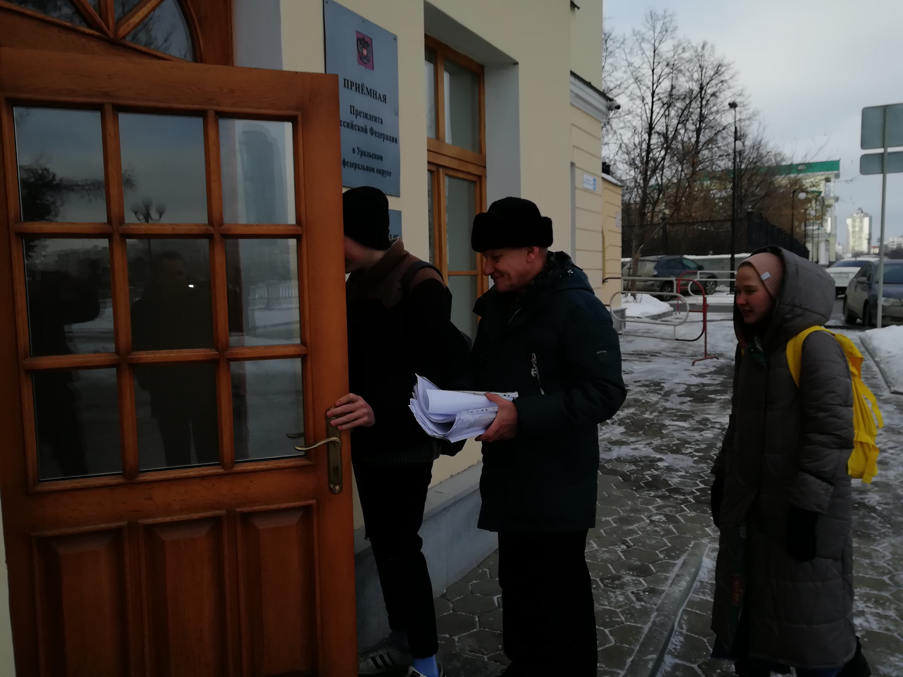 А это делегация в приёмную на набережной Рабочей Молодёжи А это делегация в приёмную на набережной Рабочей Молодёжи 