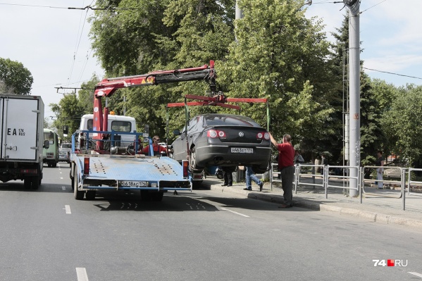Челябинцы нередко находят повреждения на своих автомобилях после эвакуации на штрафстоянку Челябинцы нередко находят повреждения на своих автомобилях после эвакуации на штрафстоянку