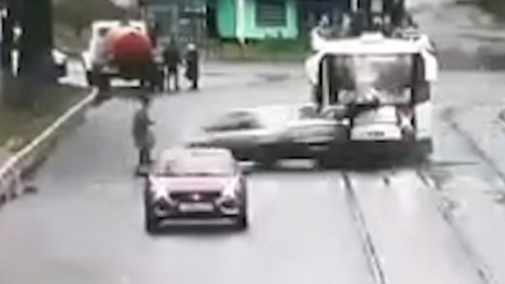 В Канавинском районе Renault по очереди сбил двух пешеходов на «зебре». Авария попала на камеры