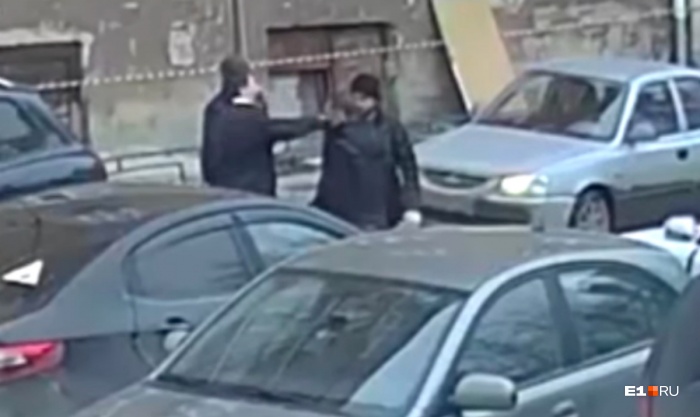 Конфликт на Пушкина начался из-за того, что один из водителей не захотел отъехать Конфликт на Пушкина начался из-за того, что один из водителей не захотел отъехать