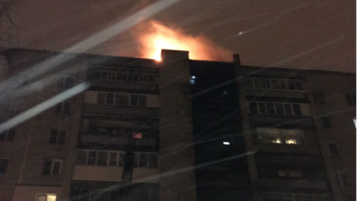«Пожарные эвакуировали людей»: в Тутаеве пламя охватило многоэтажку