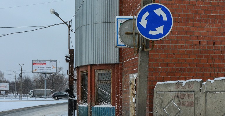 Имеете ли вы приоритет по правилу правой руки при въезде на перекрёстки, обозначенные этим знаком?