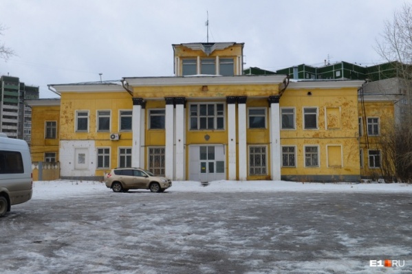 Это здание пойдет под снос Это здание пойдет под снос