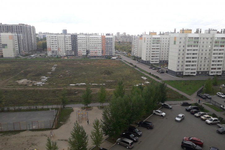 Жители Тополинки каждый год с надеждой смотрят на пустырь, где должна появиться школа Жители Тополинки каждый год с надеждой смотрят на пустырь, где должна появиться школа