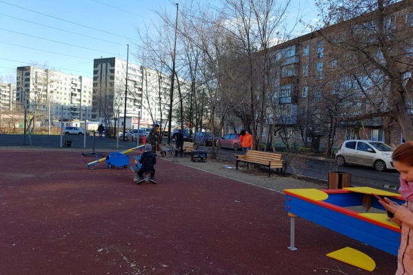 На заднем фоне та самая спортивная площадка. Раньше вокруг нее был забор и можно было безопасно играть в баскетбол На заднем фоне та самая спортивная площадка. Раньше вокруг нее был забор и можно было безопасно играть в баскетбол