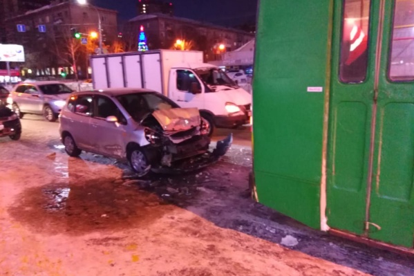 Автомобиль получил серьёзные повреждения Автомобиль получил серьёзные повреждения