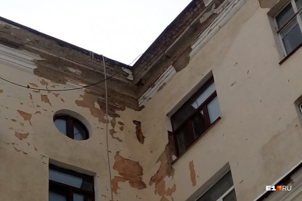 Дом-памятник на Баумана, 2 выглядит весьма обшарпанным Дом-памятник на Баумана, 2 выглядит весьма обшарпанным