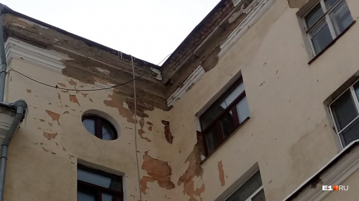 Дом-памятник на Баумана, 2 выглядит весьма обшарпанным Дом-памятник на Баумана, 2 выглядит весьма обшарпанным