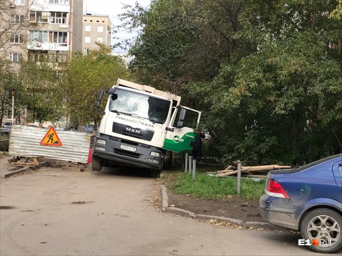 Автомобиль завалился на левый бок и заблокировал проезд Автомобиль завалился на левый бок и заблокировал проезд