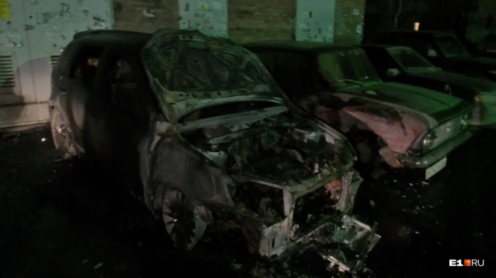 Огонь фактически полностью уничтожил Lada Огонь фактически полностью уничтожил Lada