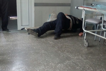 По утверждению очевидцев, пациент около часа провёл в приёмном покое больницы По утверждению очевидцев, пациент около часа провёл в приёмном покое больницы