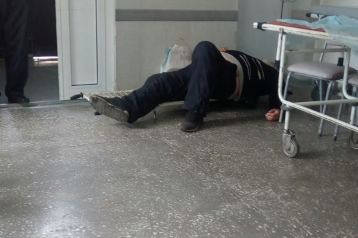 «Уложили в уголок и уехали»: фото человека, брошенного на полу в больнице, возмутило южноуральцев