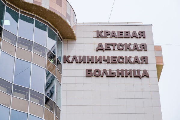 В больнице говорят, что ребенок все еще в реанимации В больнице говорят, что ребенок все еще в реанимации