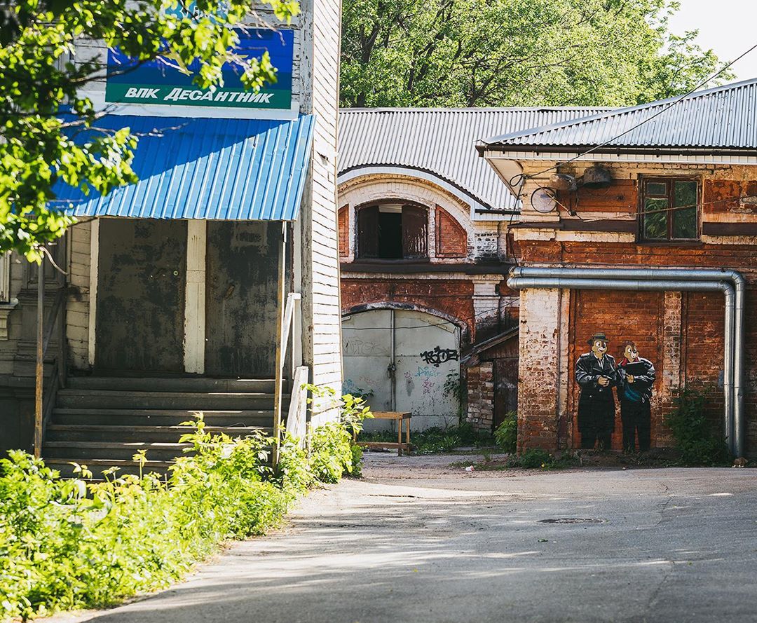 Уличный художник из Екатеринбурга Слава Птрк нарисовал героев фильма «Жмурки»  в образах Чипа и Дейла | 31.05.2019 | Екатеринбург - БезФормата