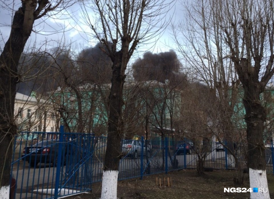 Чёрные клубы дыма поднимаются в небо до сих пор Чёрные клубы дыма поднимаются в небо до сих пор