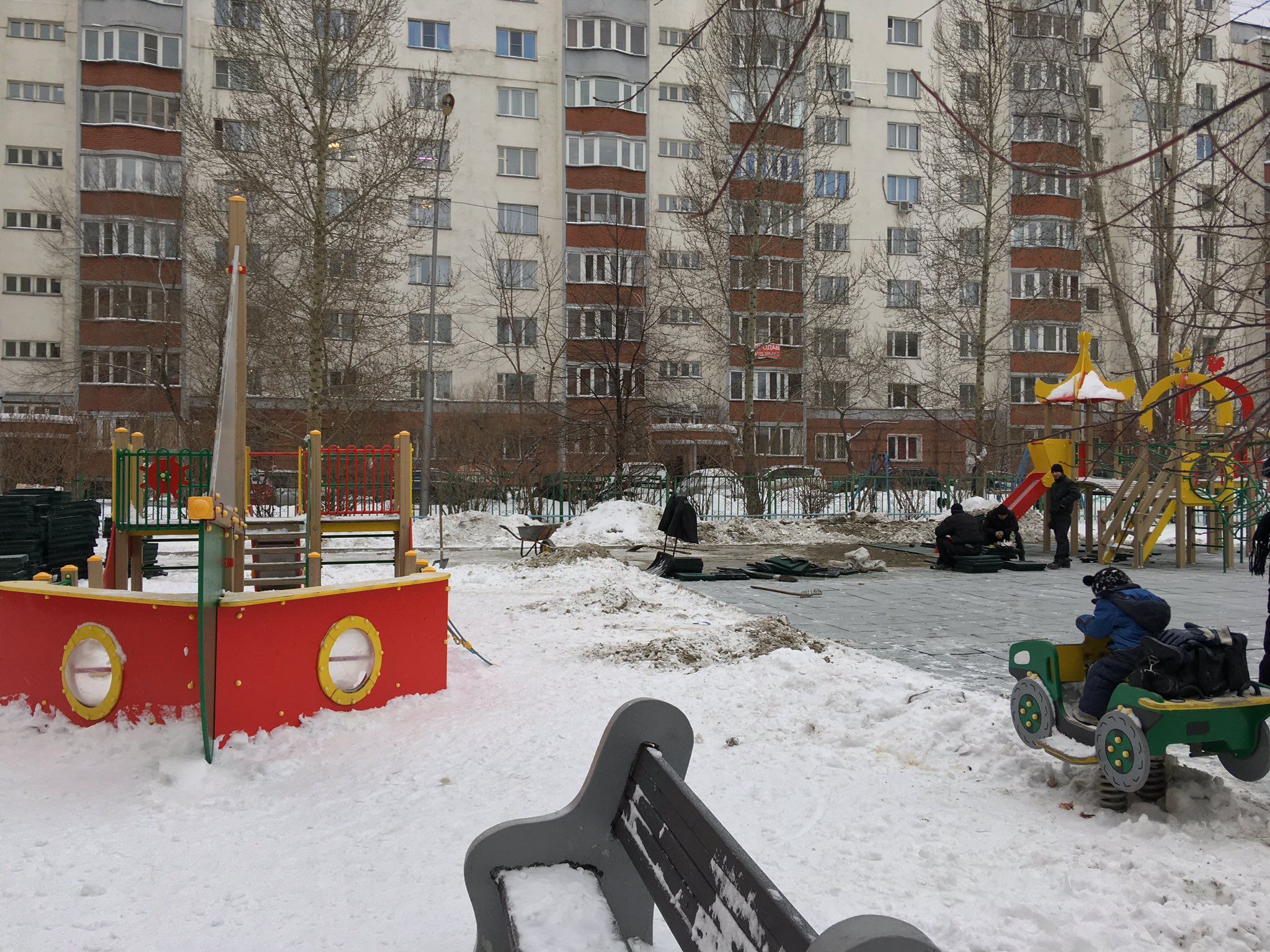 «А поплывёт обязательно»: в Новосибирске в мороз решили поставить детскую площадку — жители записали видео