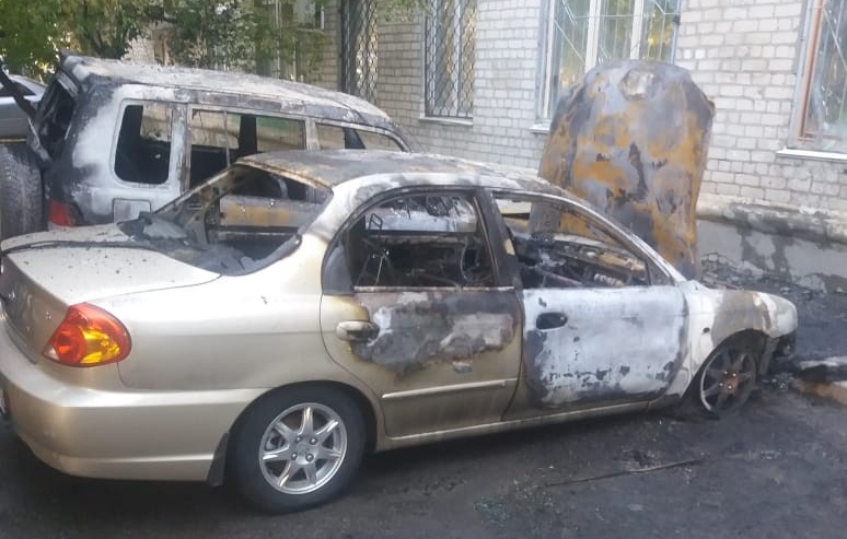 В Волгограде утром сгорели две иномарки