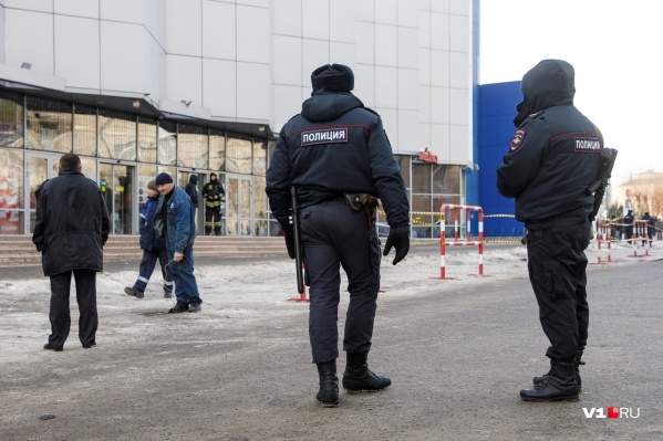 Полиция и МЧС сегодня массово посещали из-за писем школы, больницы и ТРК Полиция и МЧС сегодня массово посещали из-за писем школы, больницы и ТРК