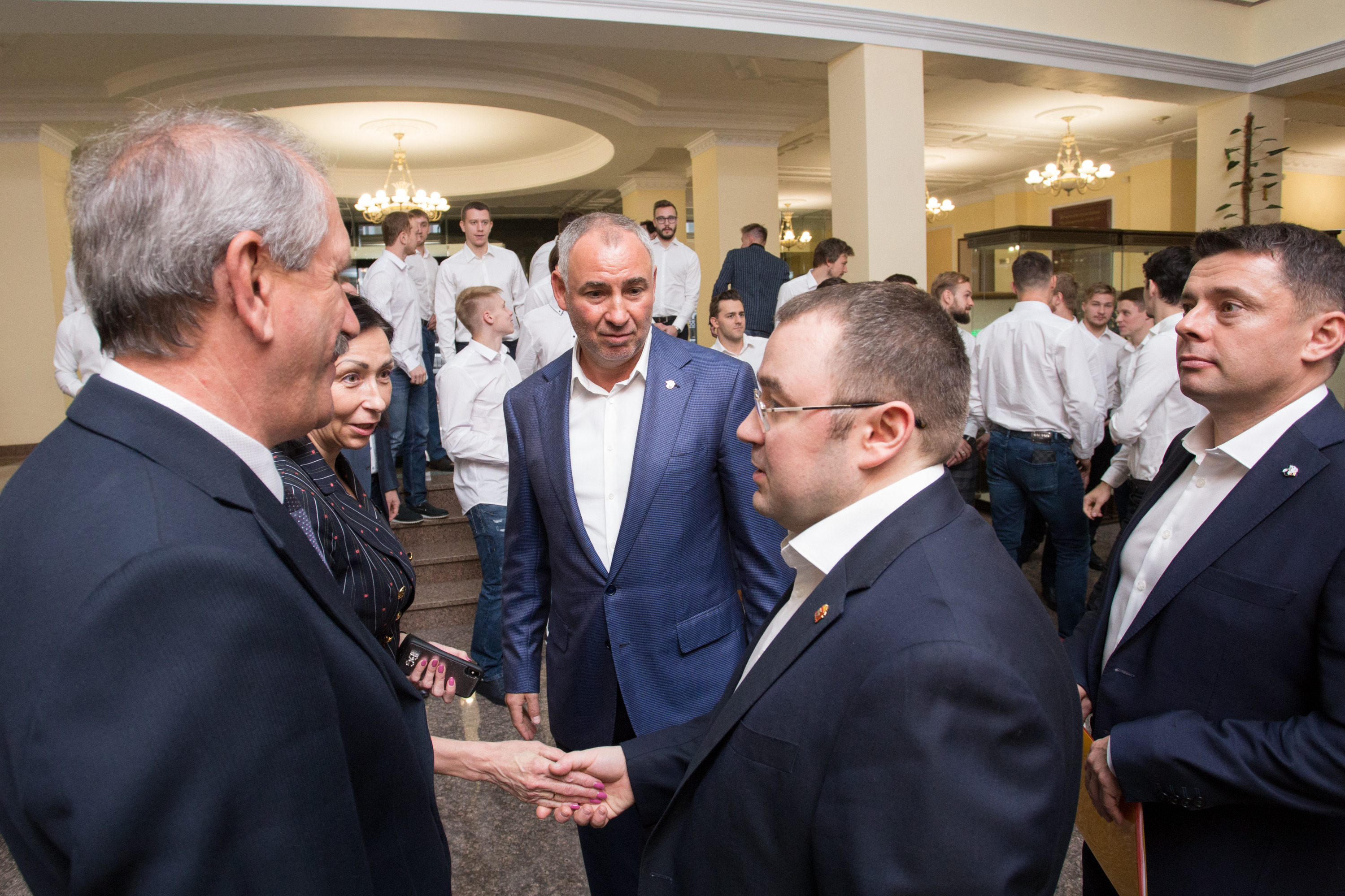 На встречу пригласили врио мэра Челябинска Наталью Котову, первого замгубернатора Виктора Мамина, а также Леонида Одера и Евгения Иванова