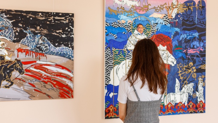 В СФУ украсили стены корпуса картинами якутской художницы