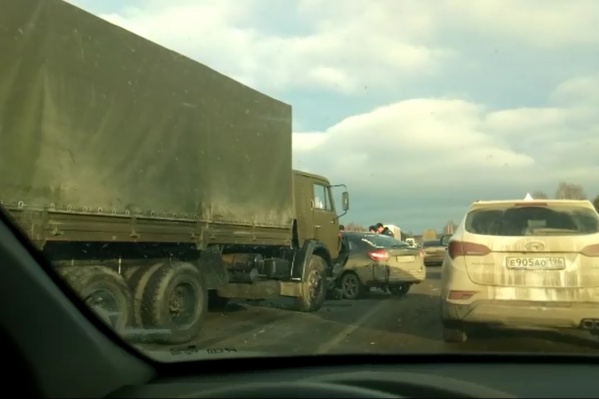 Грузовик въехал в бок Lada Granta Грузовик въехал в бок Lada Granta