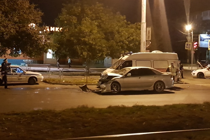 От удара такси вылетело на тротуар<br> От удара такси вылетело на тротуар<br>