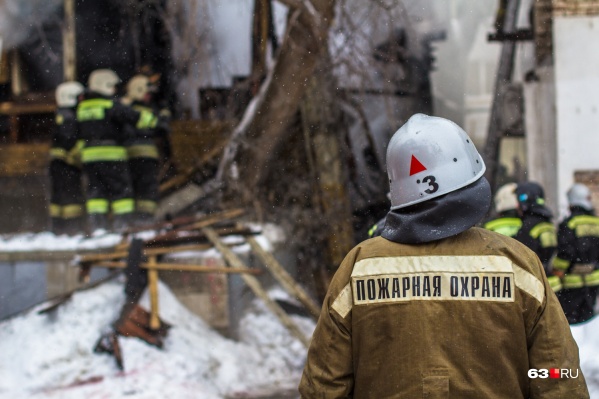 Пожар уничтожил веранду, крышу жилого дома и частично повредил потолочные перекрытия<br> Пожар уничтожил веранду, крышу жилого дома и частично повредил потолочные перекрытия<br>