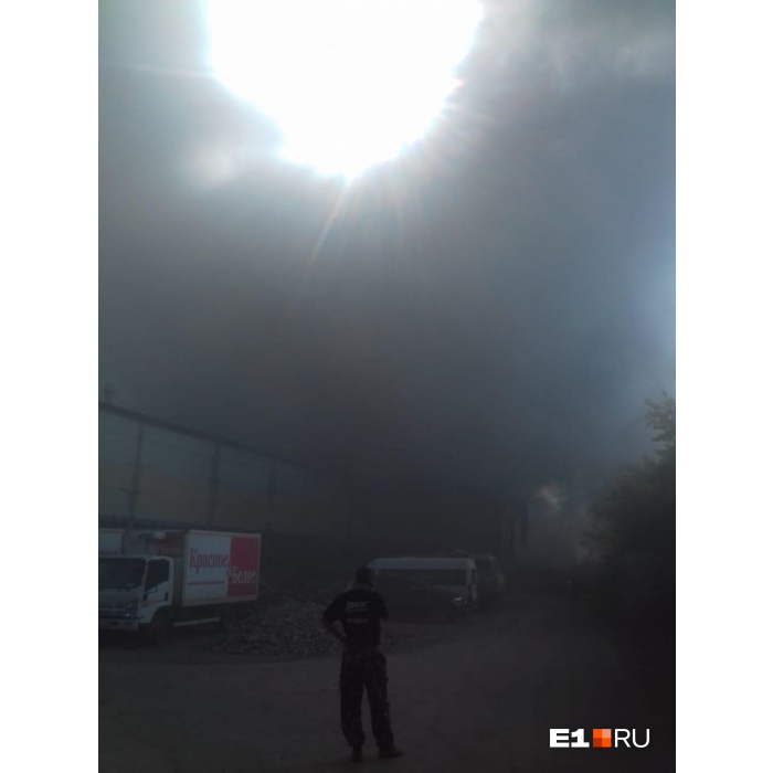 Обвалилась крыша, были слышны взрывы: всё о крупном пожаре в промзоне в Заречном